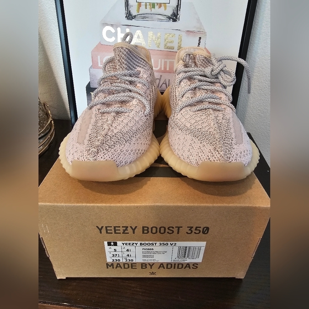Yeezy Boost 350 V2 Sneakers . US Size 5 - Picture 10 of 14